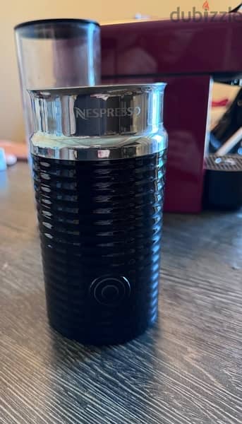 Nespresso Coffee Machine with creamer "Almost new" 8