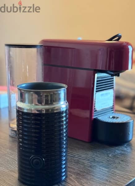 Nespresso Coffee Machine with creamer "Almost new" 11