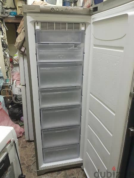 De freezer for sale new condition 1