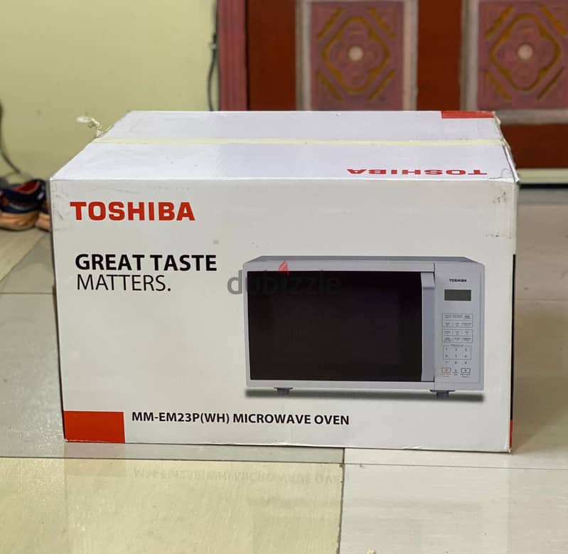 Toshiba 23 Liter Microwave Oven with Digital Display New Little Used 2