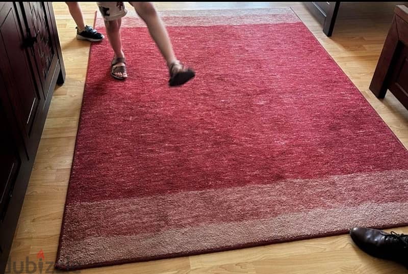 A beautiful red rug 0