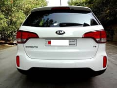 Kia Sorento 3.5 L V6 7 Seat White 2014 Well Maintained Urgent Sale