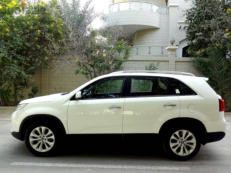 Kia Sorento 3.5 L V6 7 Seat White 2014 Well Maintained Urgent Sale 9