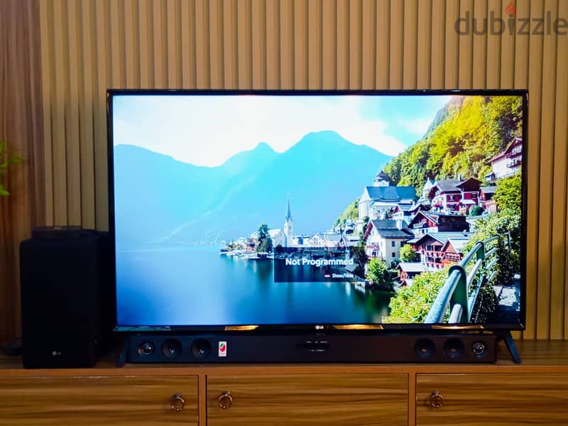 LG SMART TV FOR SALE COMING WITH SPEAKERS 2