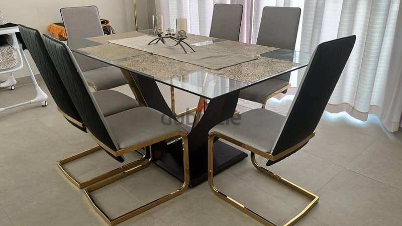 six seater dinning table 0