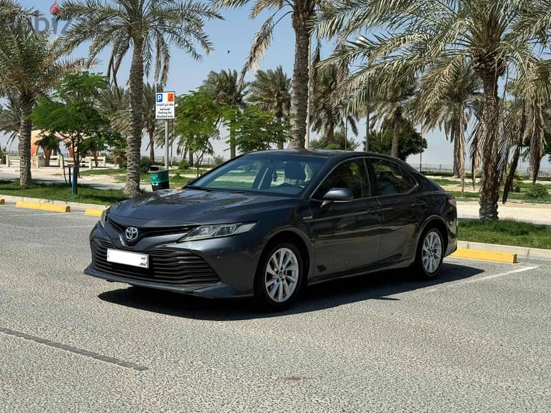 Toyota Camry LE Hybrid 2020 grey 1