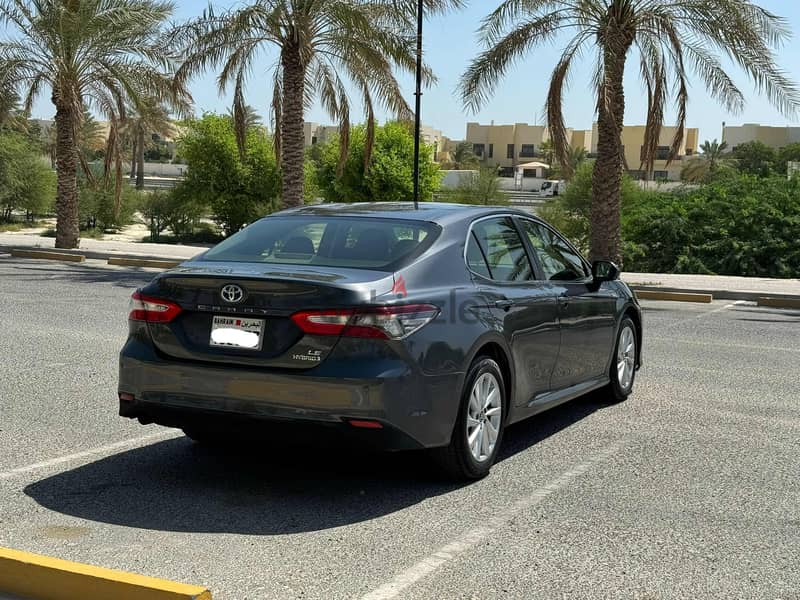 Toyota Camry LE Hybrid 2020 grey 5