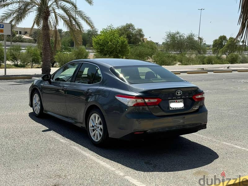 Toyota Camry LE Hybrid 2020 grey 6