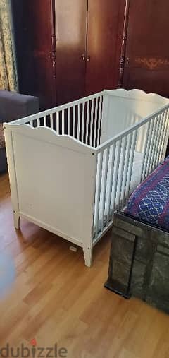 Baby's crib with mattress 0