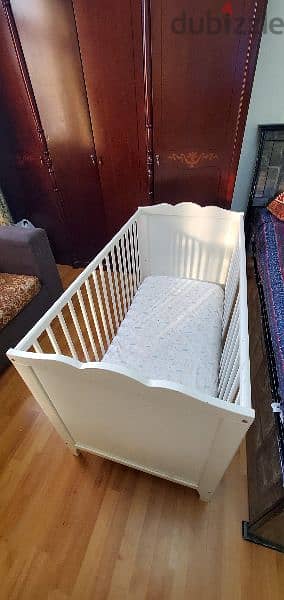 Baby's crib with mattress 1