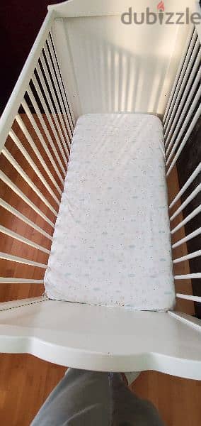 Baby's crib with mattress 2