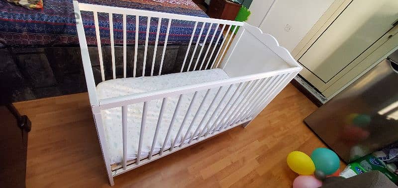 Baby's crib with mattress 3