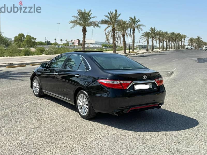 Toyota Camry GLX 2017 black 5