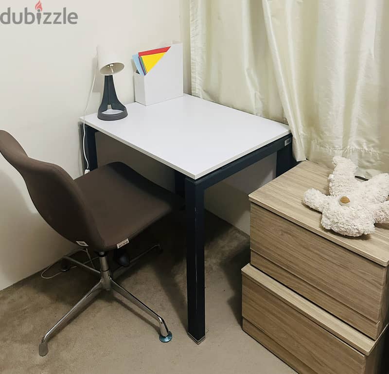 Highly quality Glossy White Desk & revolving chair 1