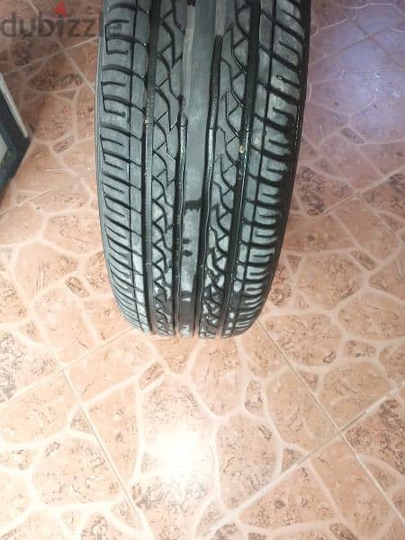 يوجد عدد تاير واحد مقاس 216/60R/16 بحاله ممتازه ونظيفه سعر ٤ دينار 1