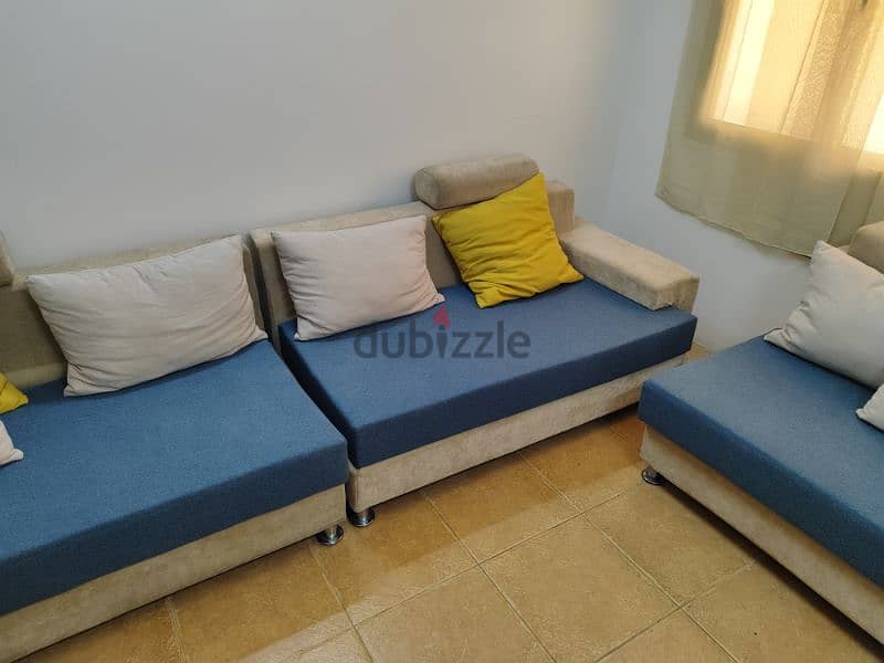 sofa L shape modern design in perfect condition 2