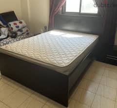 Queen size bed with chiropractic mattress 0