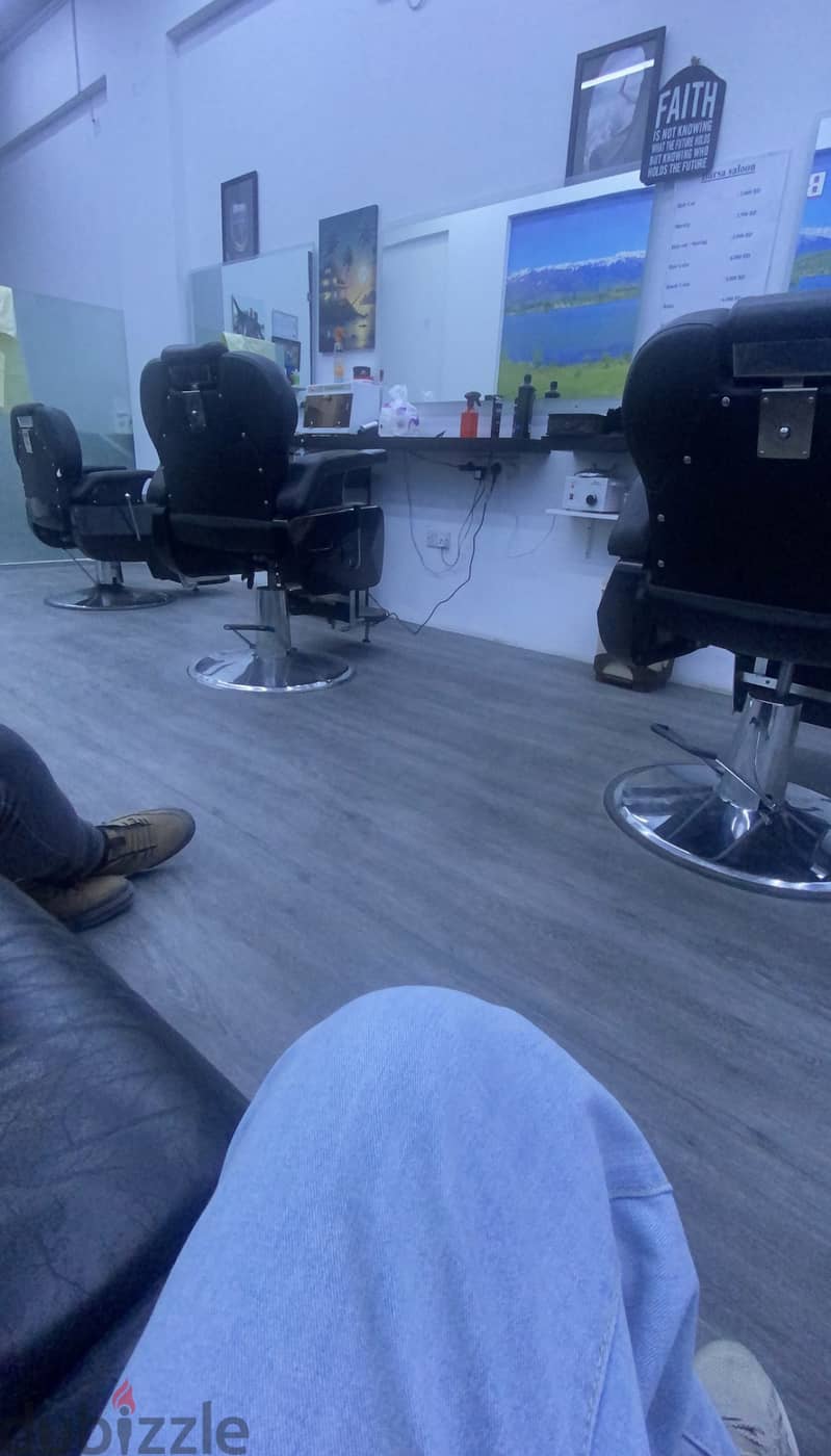 Salon for sale 2floor with 1 barber ميزانين 2