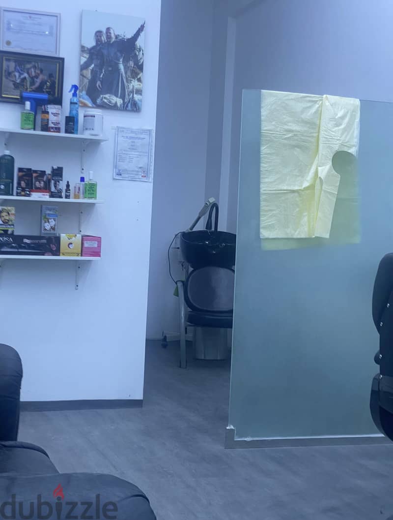 Salon for sale 2floor with 1 barber ميزانين 3