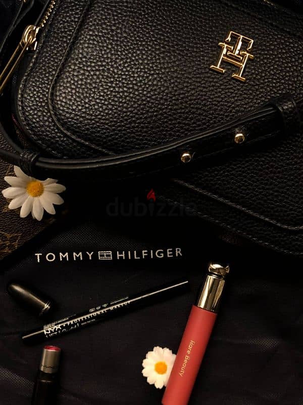 Tommy Hilfiger Emblem Crossbody Bag 1