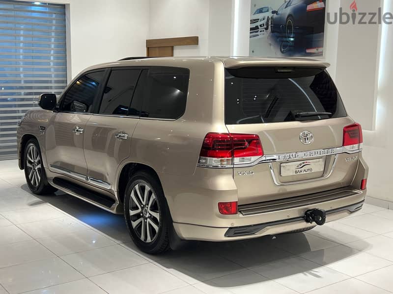 Toyota Land Cruiser 2018 MODEL VXS 5.7 FOR SALE 6