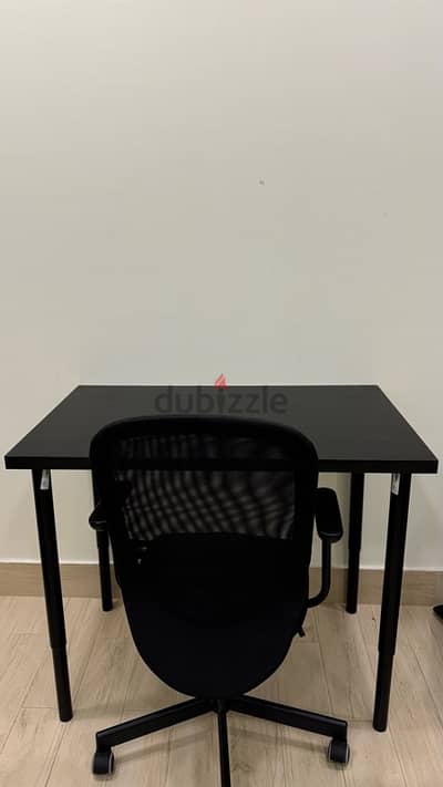 طاولة خشبية سوداء - كرسي مكتبي|Black wooden table - office chair