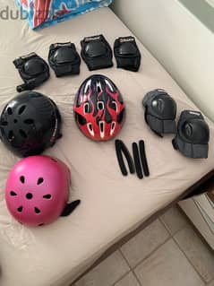 3 Razor Youth Bike Helmets and knee guards 0