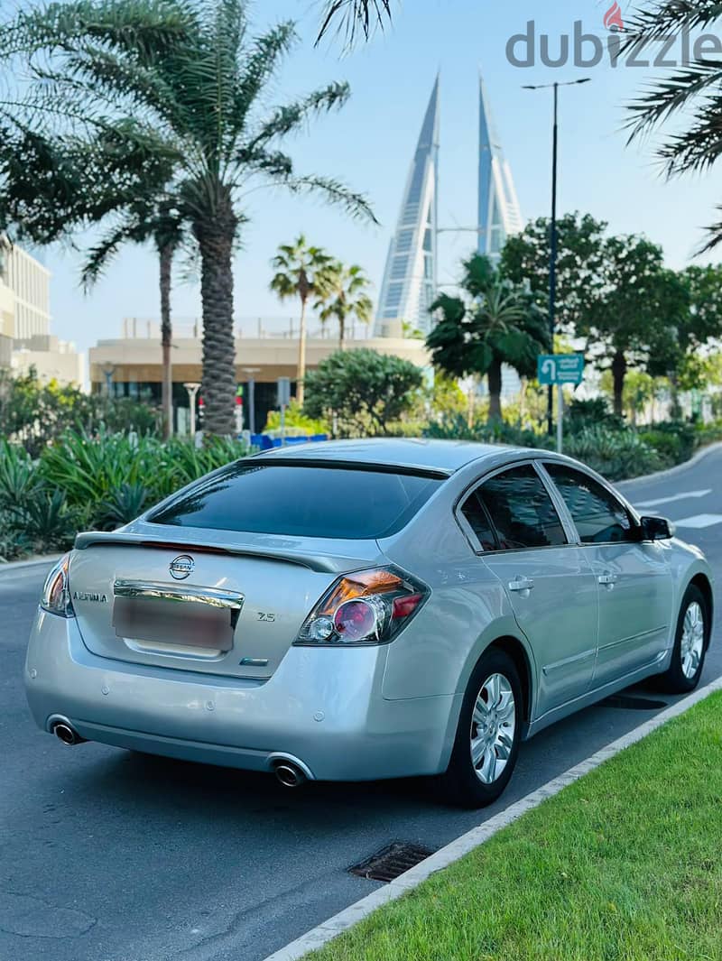 NISSAN ALTIMA 2011 MODEL FULL OPTION CALL OR WHATSAPP ON 33239169 6