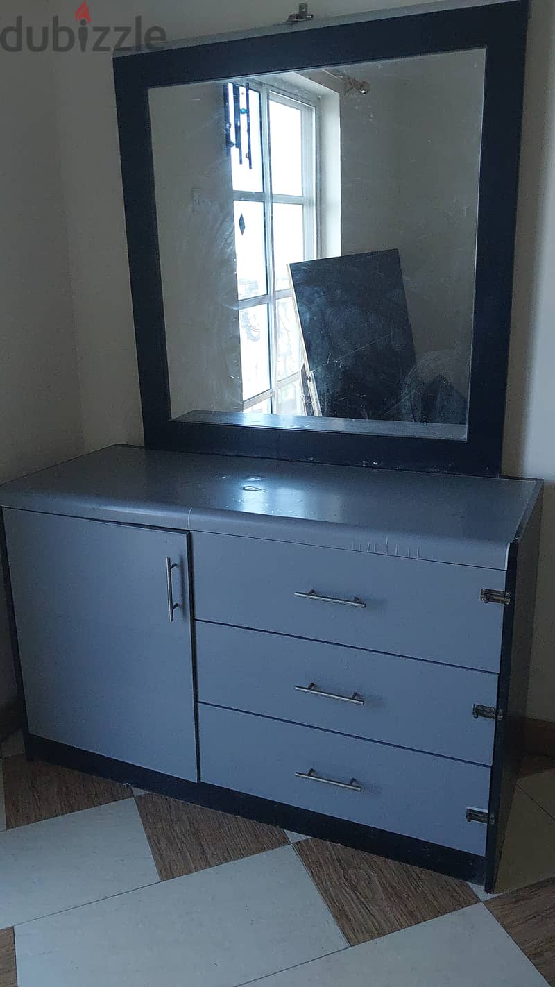 Dressing table. . good condition 4