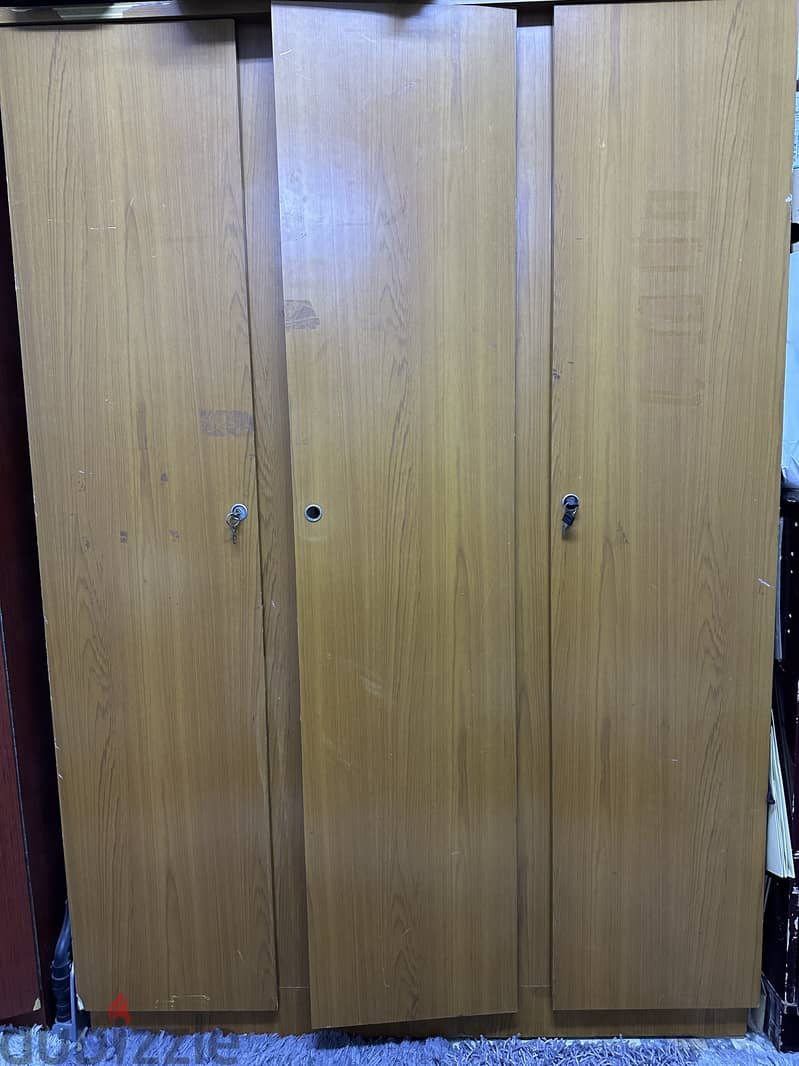 3 doors wardrobe 0