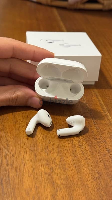 Airpods 4 with Active Noise Cancellation like new 3