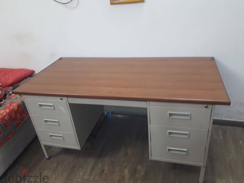 office table . very nice and clean 1