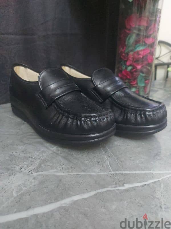 Womens leather black shoe , size 6-6.5 0