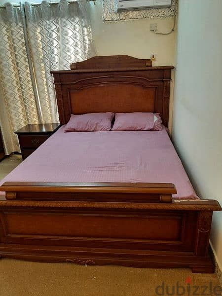 bedroom set including a bed, mattress and dressing table 4