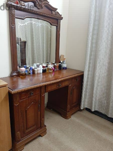 bedroom set including a bed, mattress and dressing table 5