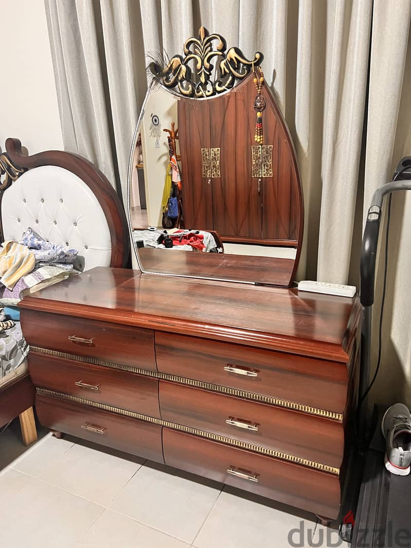 Dressing table with 6 large drawers 1