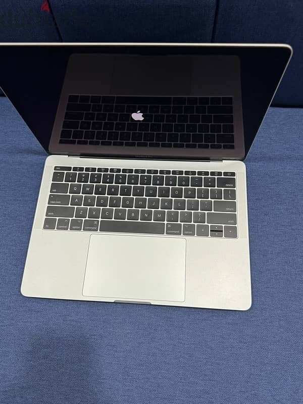 Apple MacBook Pro 13.3in (2017) 8gb 128gb 9