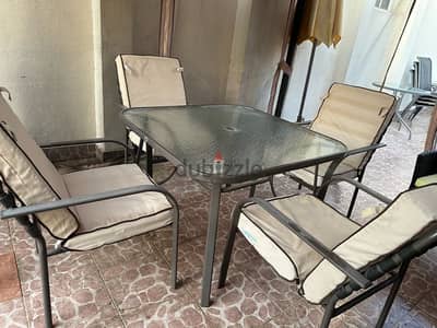 in excellent condition table with 4 chairs