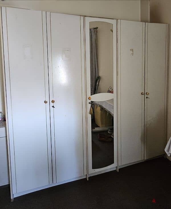 5 door cupboard 0