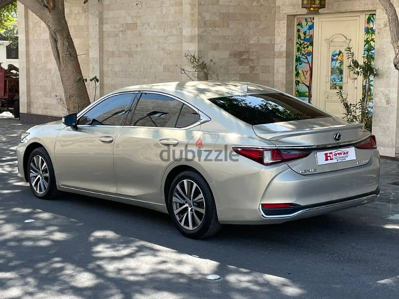 2019 modwl Lexus ES 4