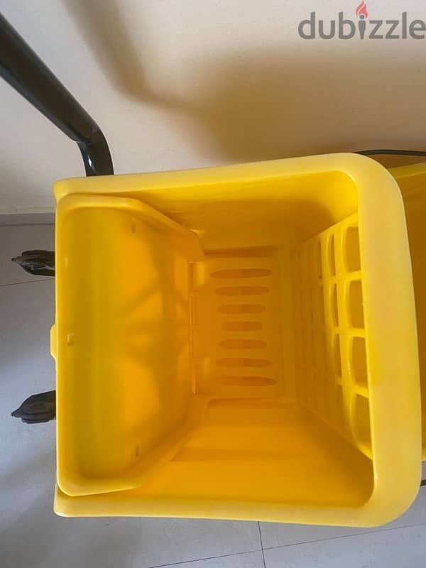 Heavy duty cleaning bucket with stick for the mop. water capacity 32L 3