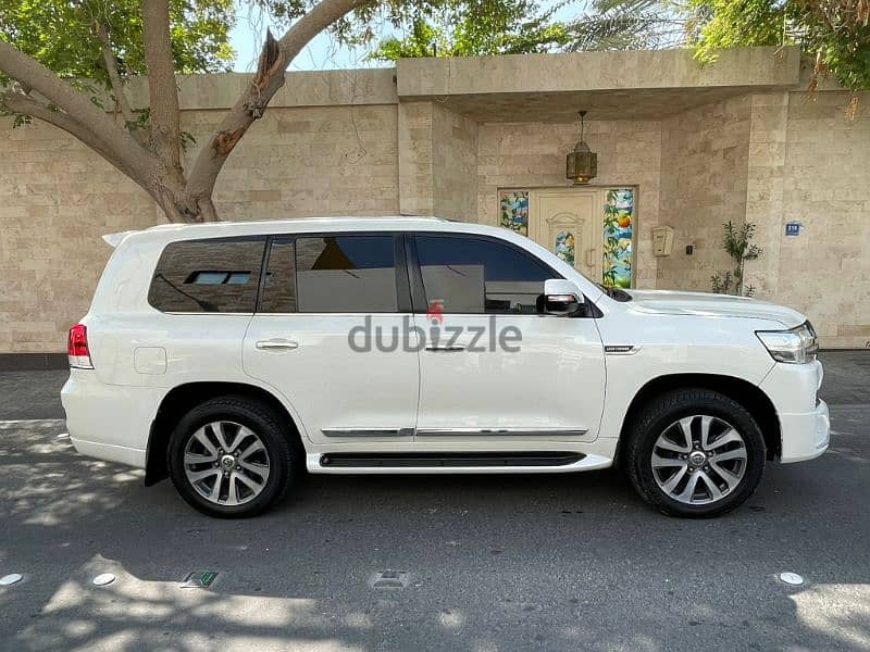 20q6 model Toyota Land Cruiser GXR V8 2