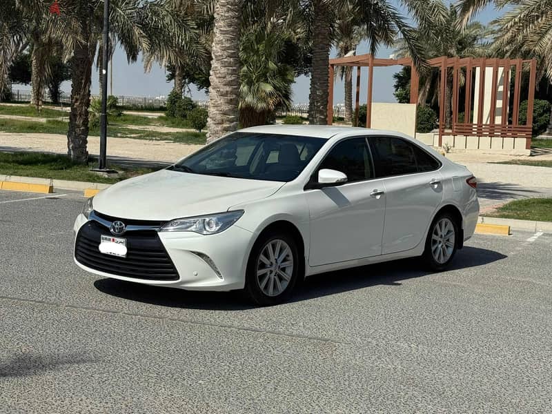 Toyota Camry GLX 2017 white 1