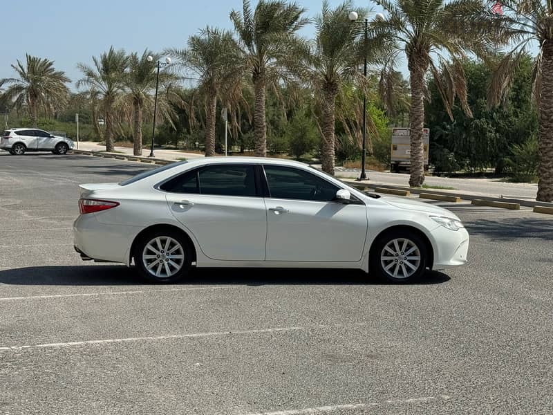 Toyota Camry GLX 2017 white 2