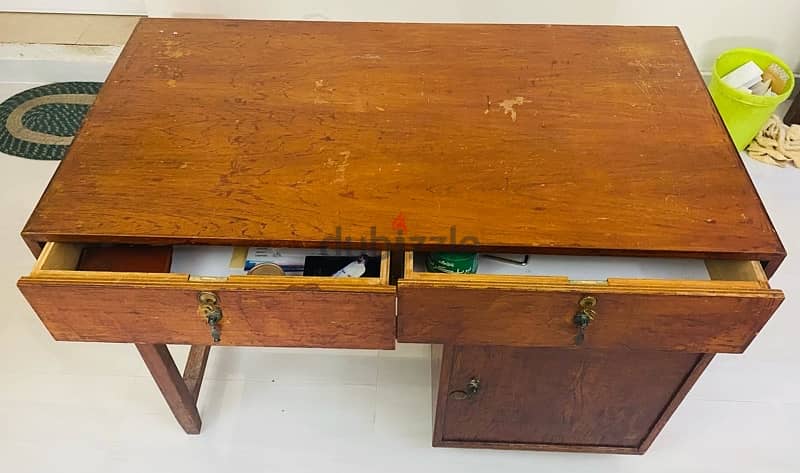 URGENT SALE. !! Table with drawers & shelf (locking system) 1