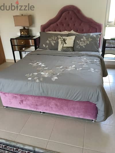 new condtion queen size bed