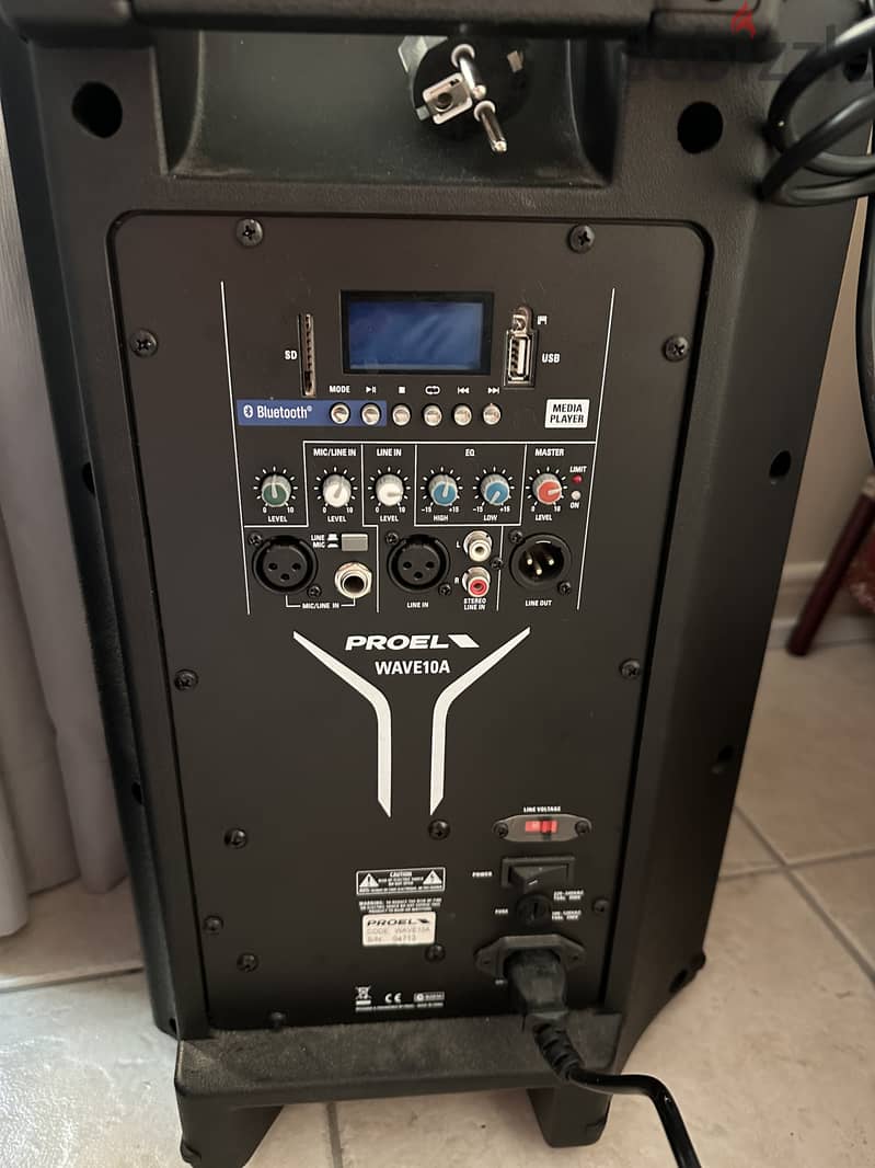 Yamaha MG10XU Mixing Console and Proel Portable Speaker 3