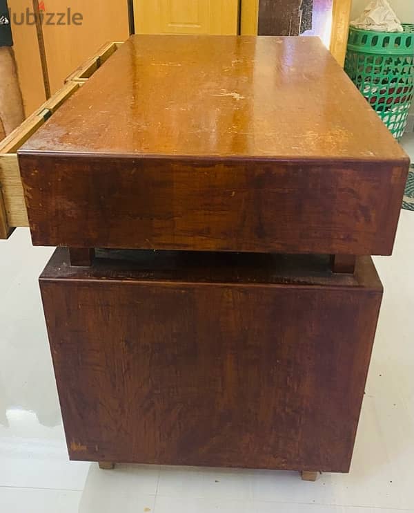 URGENT SALE. !! Table with drawers & shelf (locking system) 2