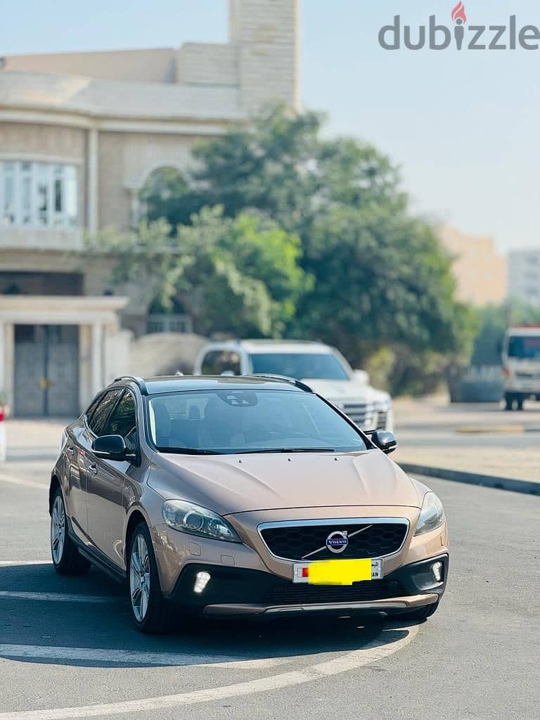 Volvo V40 2013 excellent condition 2