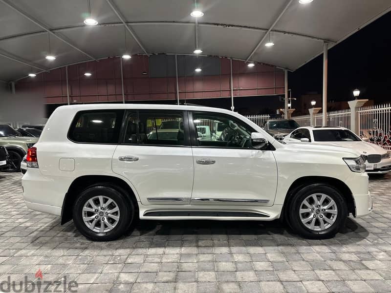 Toyota Land Cruiser 2016 GXR V8 12